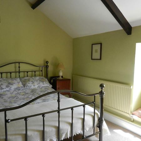 Cilwen Country House Bed And Breakfast Abernant ภายนอก รูปภาพ