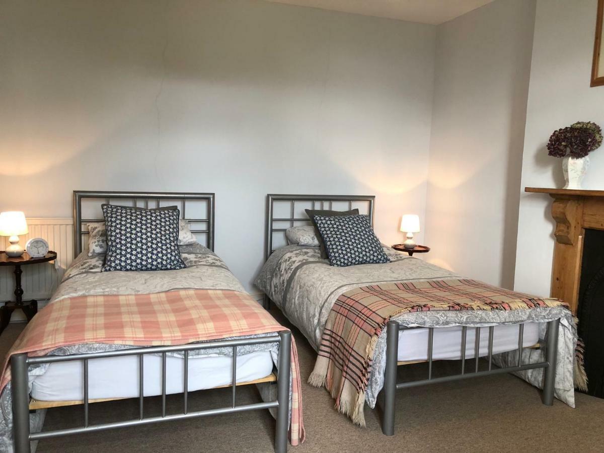 Cilwen Country House Bed And Breakfast Abernant ภายนอก รูปภาพ