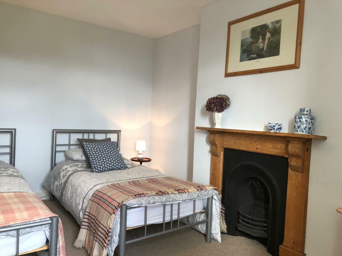 Cilwen Country House Bed And Breakfast Abernant ภายนอก รูปภาพ